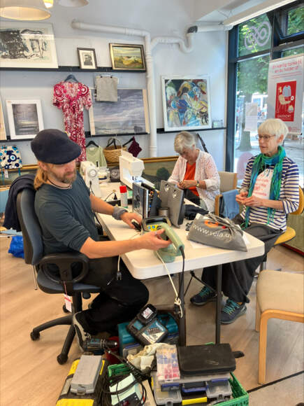 Frivillige fra Klimabevægelsen i Rudersdal rykkede sidste weekend ind i Kræftens Bekæmpelses genbrugsbutik på Birkerød Torv i forbindelse med lanceringen af en Repair-Café. Foto: Mai-Britt Hvam Krogh.