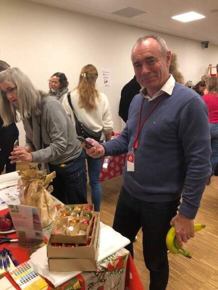 Chef for fundraising og medlemmer, Ken Andersen fik købt brugte julekugler med hjem til juletræet. Foto: Lone Kindberg