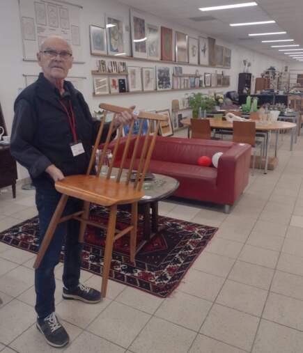 Mogens trives i genbrugsbutikken, hvor han bl.a. står i møbelafdelingen. Foto: arkiv