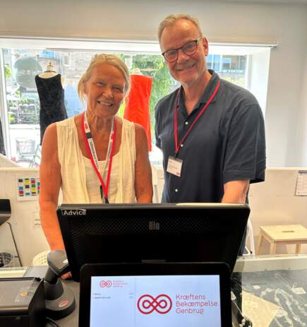 Kræft i familien var årsagen til at Per meldte sig som frivillig i genbrugsbutikken. Her ses han med frivilligkollegaen Eva. Foto: Kim Steen Carlsen