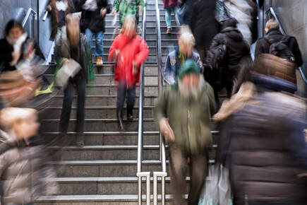 Mennesker på vej til metro