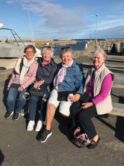 Grethe har knyttet stærke venskaber med flere af sine frivilligkollegaer. Så stærke at de hver sommer tager sammen på sommerferie. Fra venstre er det Grethe Vibeke, Susanne, Anne. Fotograf: Lis fra onsdagsholdet.