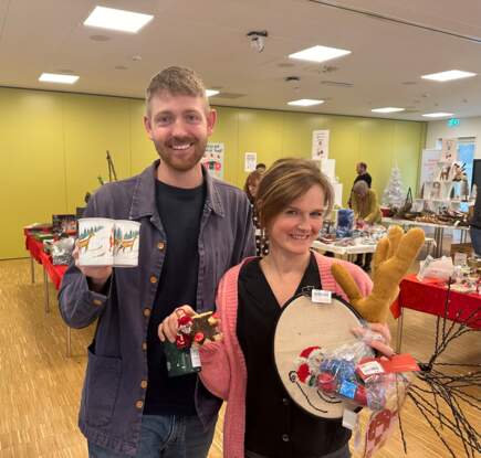 Sebastian og Marie fra Forebyggelse var begge positivt overrasket over julemarkedet, og gik heller ikke tomhændet derfra. Foto: Lone Kindberg